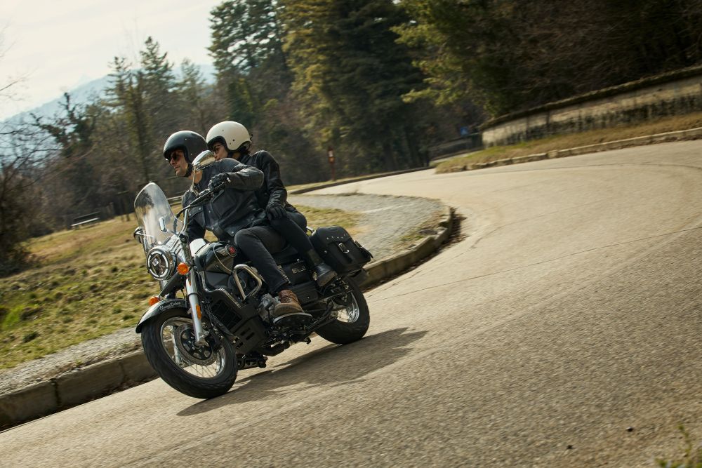 UM Motorcycles Colombia aterriza con una promesa ambiciosa: cambiar la experiencia del motociclista con inversión millonaria, garantía extendida y una red que apunta a donde más duele: el servicio. V12MAGAZINE