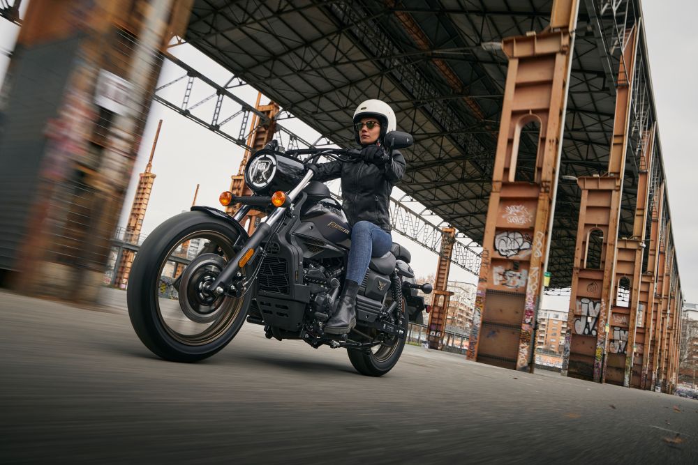 UM Motorcycles Colombia aterriza con una promesa ambiciosa: cambiar la experiencia del motociclista con inversión millonaria, garantía extendida y una red que apunta a donde más duele: el servicio. V12MAGAZINE