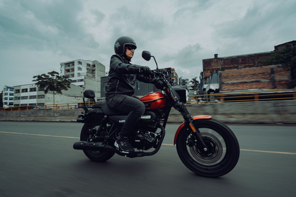 UM Motorcycles Colombia aterriza con una promesa ambiciosa: cambiar la experiencia del motociclista con inversión millonaria, garantía extendida y una red que apunta a donde más duele: el servicio. V12MAGAZINE