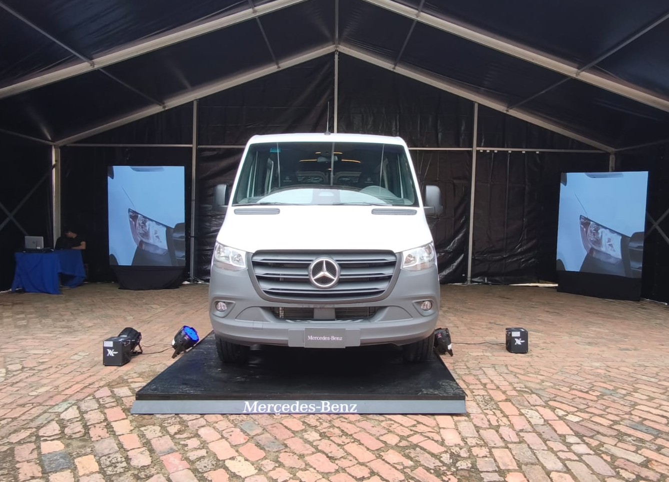 MERCEDES-BENZ SPRINTER REFUERZA SU DOMINIO CON UNA NUEVA JUGADA EN EL TRANSPORTE COLOMBIANO V12MAGAZINE Mercedes-Benz Sprinter 411 CDI llega a Colombia y no es una van más: es una respuesta directa a un mercado que no deja de crecer V12MAGAZINE