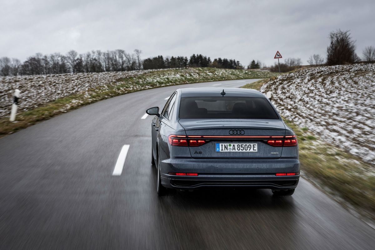 Audi A8 se despide oficialmente tras más de tres décadas representando el máximo lujo tecnológico de la marca alemana, cerrando un capítulo clave en la historia de las grandes berlinas premium V12MAGAZINE