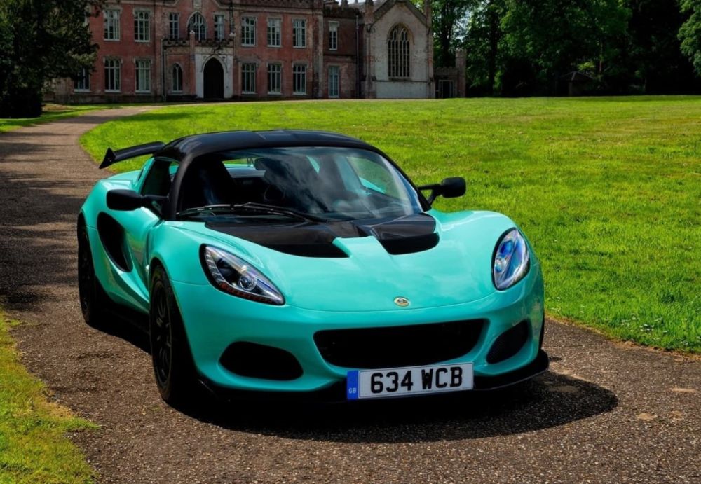 Autos con nombre de mujer reflejan una parte fascinante de la historia automotriz: modelos icónicos inspirados en figuras femeninas que representan elegancia, carácter y evolución dentro de una industria tradicionalmente dominada por hombres. V12MAGAZINE