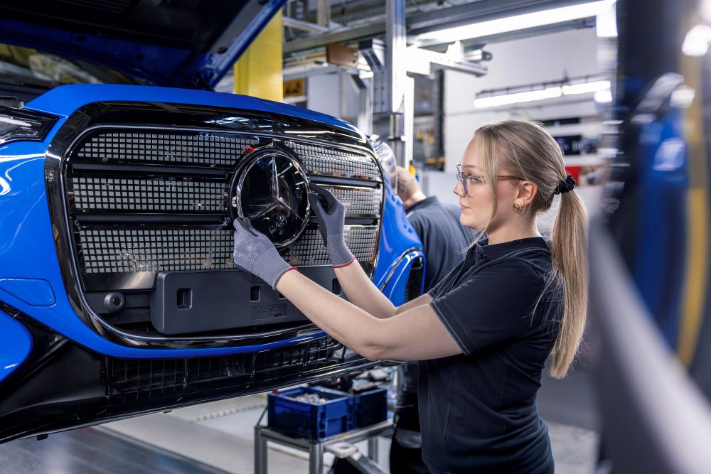 Autos con nombre de mujer reflejan una parte fascinante de la historia automotriz: modelos icónicos inspirados en figuras femeninas que representan elegancia, carácter y evolución dentro de una industria tradicionalmente dominada por hombres. V12MAGAZINE