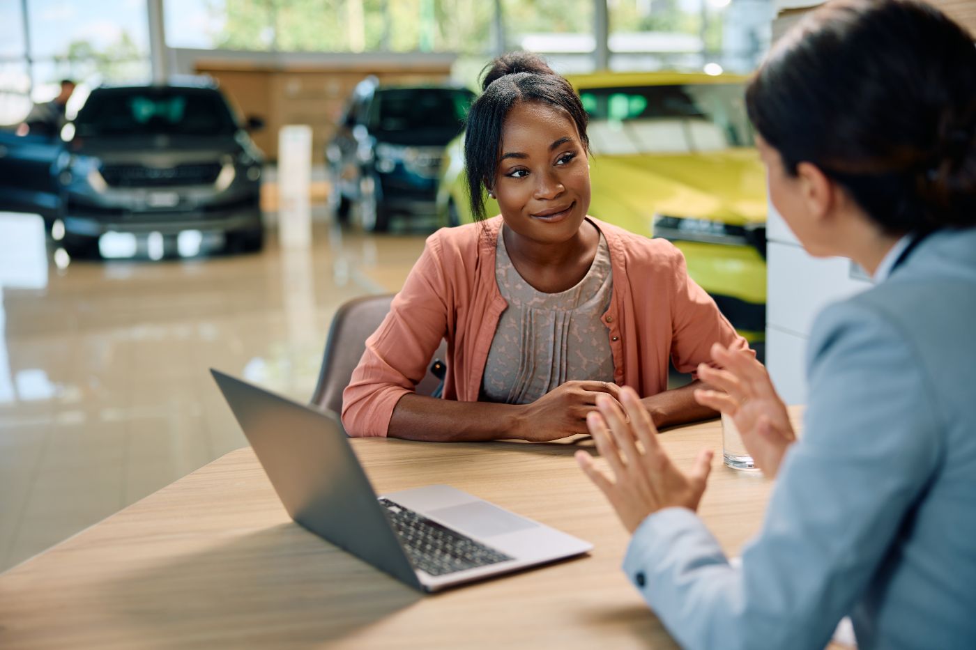Ahorro programado en Colombia vuelve a tomar fuerza justo cuando el país redescubre el valor de ahorrar. No es casualidad: hay un cambio silencioso en la forma de comprar V12MAGAZINE
