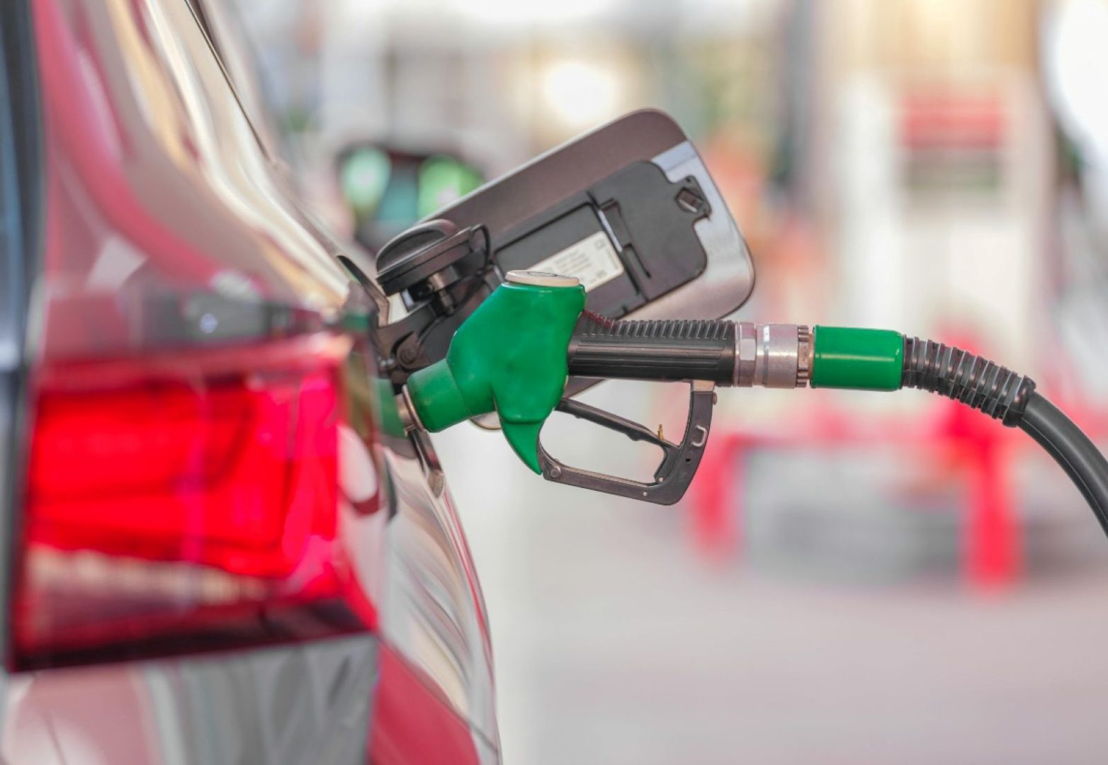 El precio de la gasolina en Colombia vuelve al centro del debate económico. La escalada del conflicto en Oriente Medio presiona el precio del petróleo y podría provocar nuevos ajustes en el galón de gasolina en el país. V12MAGAZINE