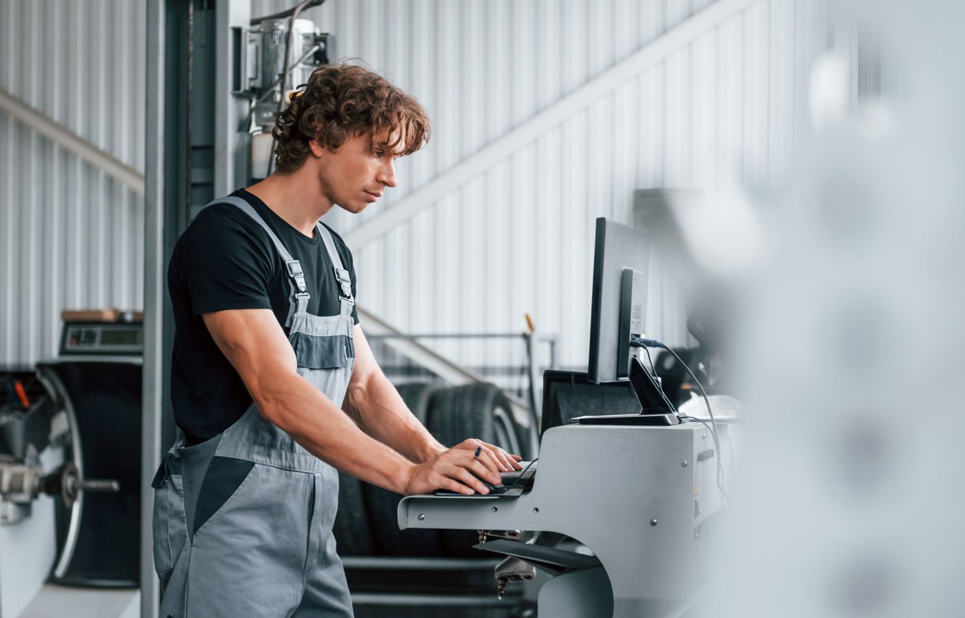 La movilidad eléctrica avanza en Colombia, pero todavía arrastra mitos que hoy ya no reflejan la realidad tecnológica ni el comportamiento del mercado. V12MAGAZINE