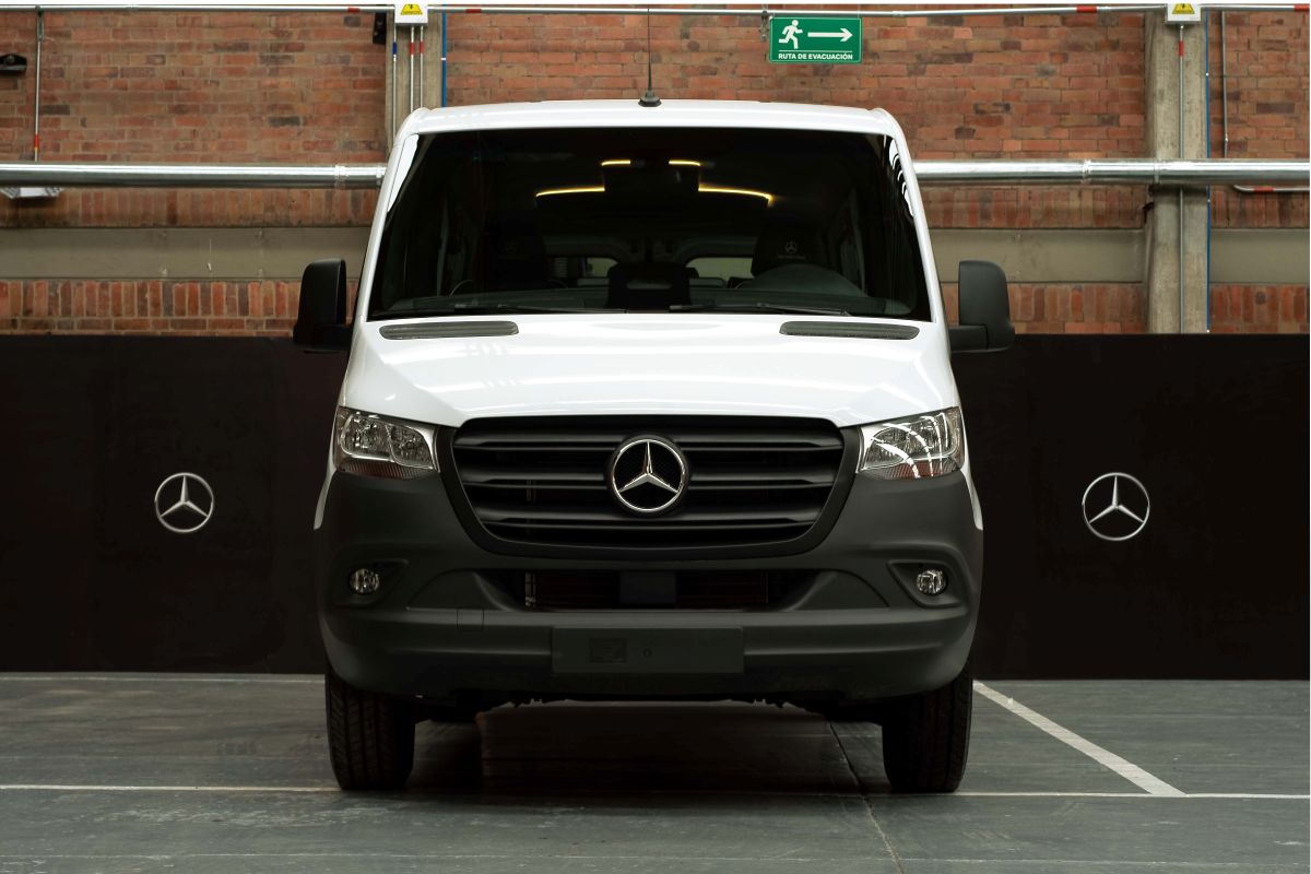 MERCEDES-BENZ SPRINTER REFUERZA SU DOMINIO CON UNA NUEVA JUGADA EN EL TRANSPORTE COLOMBIANO V12MAGAZINE Mercedes-Benz Sprinter 411 CDI llega a Colombia y no es una van más: es una respuesta directa a un mercado que no deja de crecer V12MAGAZINE