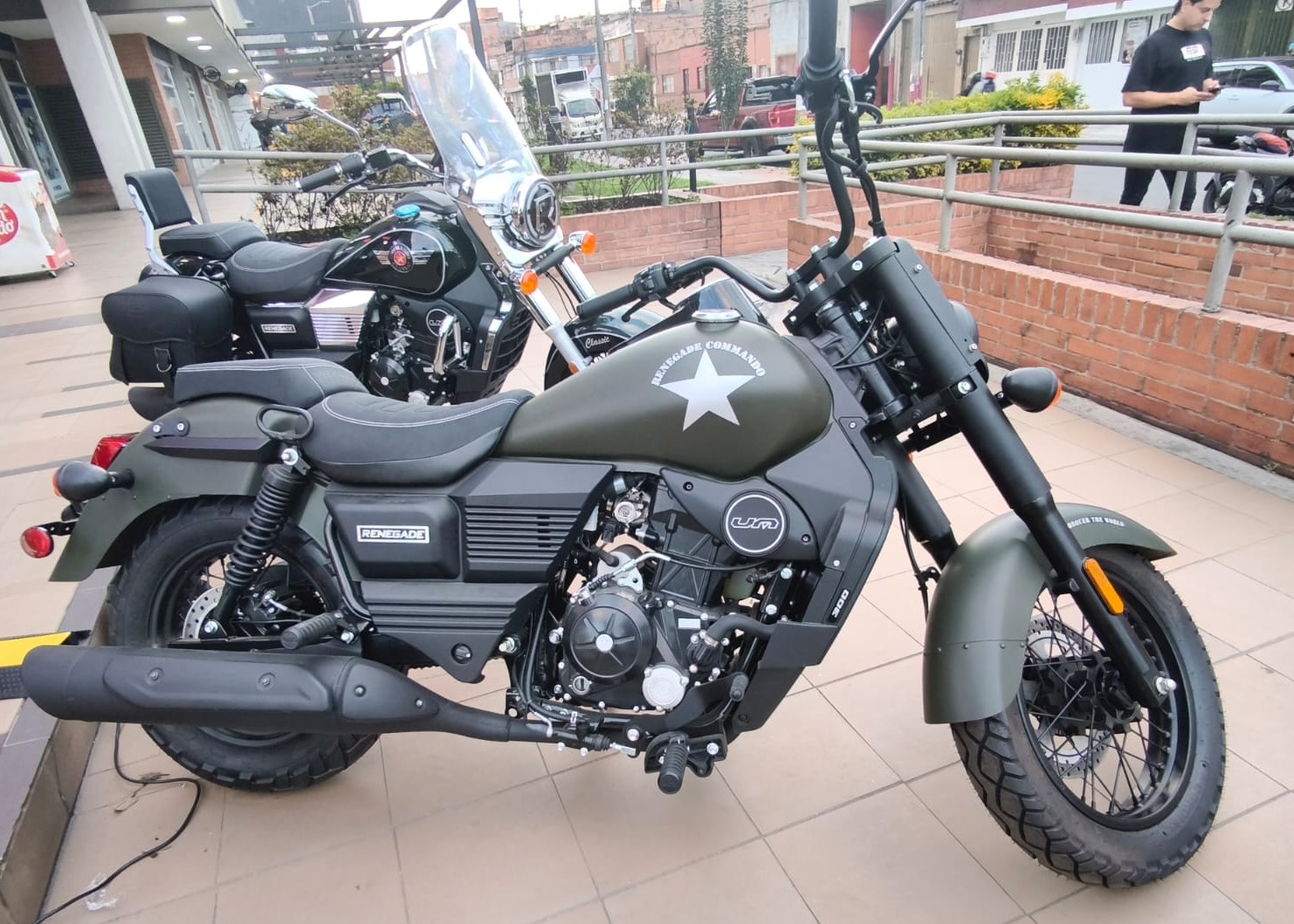 UM Motorcycles Colombia aterriza con una promesa ambiciosa: cambiar la experiencia del motociclista con inversión millonaria, garantía extendida y una red que apunta a donde más duele: el servicio. V12MAGAZINE