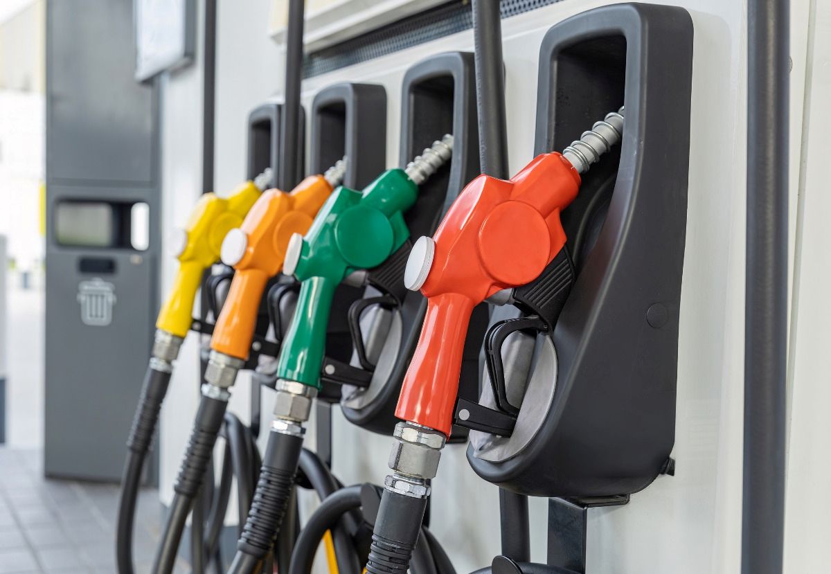 El precio de la gasolina en Colombia vuelve al centro del debate económico. La escalada del conflicto en Oriente Medio presiona el precio del petróleo y podría provocar nuevos ajustes en el galón de gasolina en el país. V12MAGAZINE