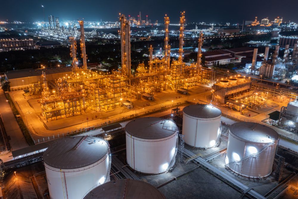 El precio de la gasolina en Colombia vuelve al centro del debate económico. La escalada del conflicto en Oriente Medio presiona el precio del petróleo y podría provocar nuevos ajustes en el galón de gasolina en el país. V12MAGAZINE