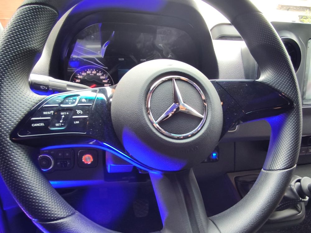 MERCEDES-BENZ SPRINTER REFUERZA SU DOMINIO CON UNA NUEVA JUGADA EN EL TRANSPORTE COLOMBIANO V12MAGAZINE Mercedes-Benz Sprinter 411 CDI llega a Colombia y no es una van más: es una respuesta directa a un mercado que no deja de crecer V12MAGAZINE