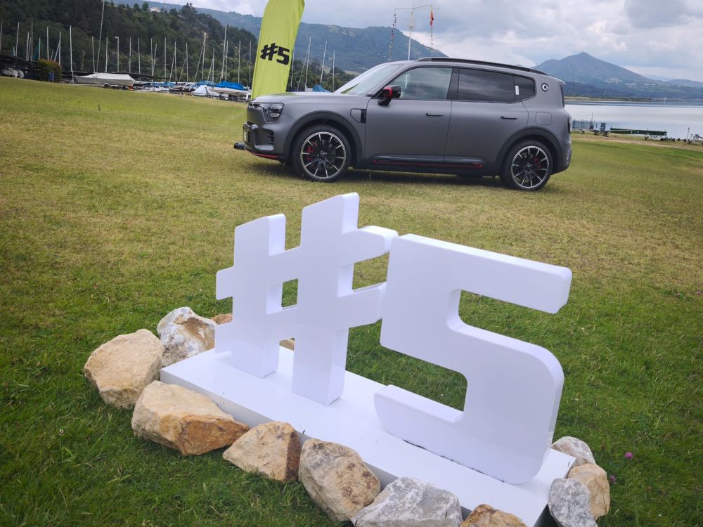 SMART #5 LLEGA A COLOMBIA Y PROMETE UNA AVENTURA DE 637 HP Y 590 KM DE AUTONOMÍA V12MAGAZINE smart #5 llega a Colombia con una propuesta eléctrica de gran autonomía, diseño robusto y capacidades todoterreno, ampliando la oferta de SUVs eléctricos premium en el país V12MAGAZINE