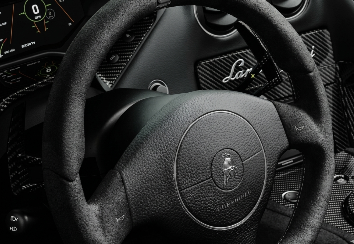 El Lamborghini Reventón Roadster redefine el lujo radical con un V12 brutal, diseño inspirado en jets y una producción tan limitada que lo convierte en pieza de colección inmediata. V12MAGAZINE