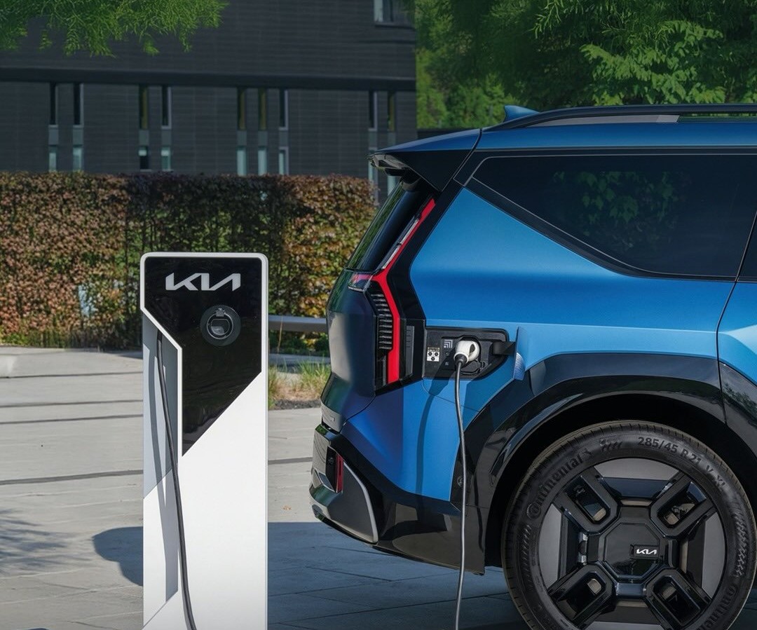 KIA lanza una promoción de impacto que parece irreal: comprar carro y recuperarlo todo su valor. Pero aquí no hay magia, hay estrategia… y un riesgo que pocos están midiendo. V12MAGAZINE