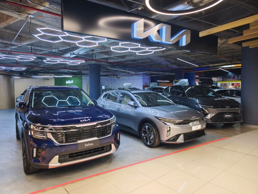 Kia Colombia pisa el acelerador en Bogotá con una jugada que va más allá de vender carros: busca conquistar emociones en el punto exacto donde nacen las decisiones. V12MAGAZINE