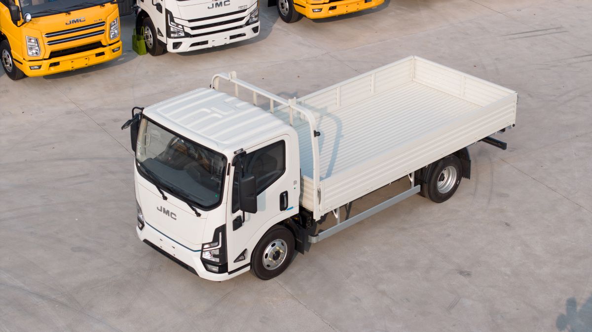 JMC CPR EV irrumpe en Colombia en un momento crítico: operar cuesta más, contaminar cuesta caro y la eficiencia ya no es opcional. V12MAGAZINE