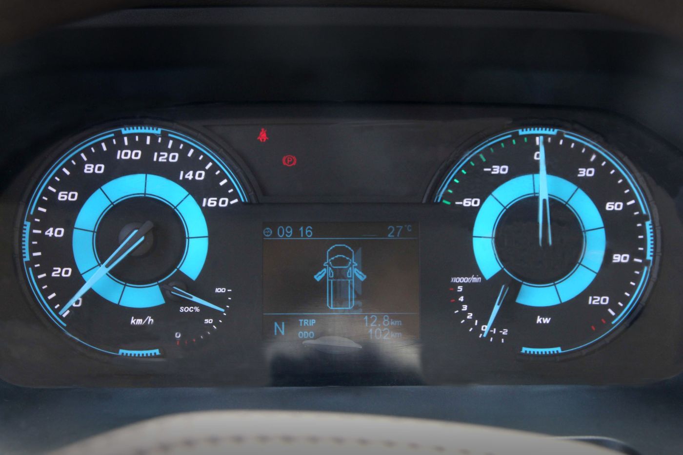 JMC CPR EV irrumpe en Colombia en un momento crítico: operar cuesta más, contaminar cuesta caro y la eficiencia ya no es opcional. V12MAGAZINE