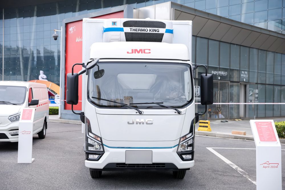 JMC CPR EV irrumpe en Colombia en un momento crítico: operar cuesta más, contaminar cuesta caro y la eficiencia ya no es opcional. V12MAGAZINE