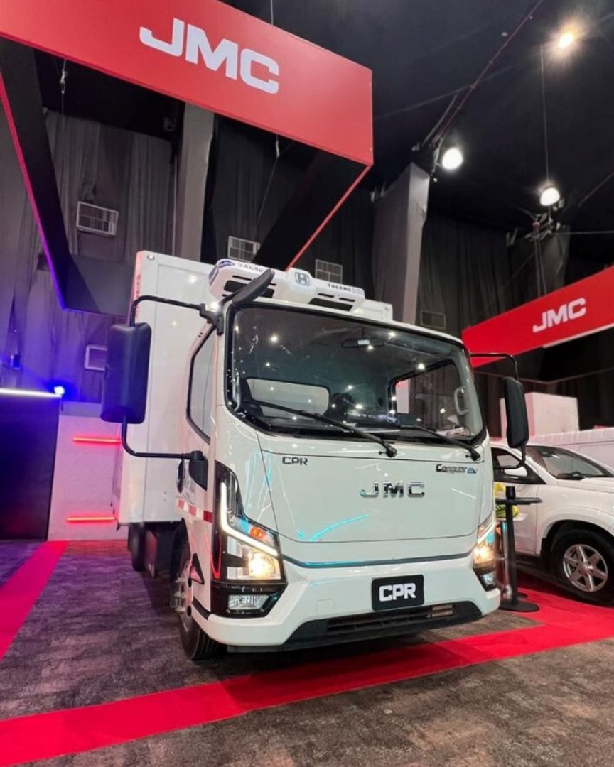 JMC CPR EV irrumpe en Colombia en un momento crítico: operar cuesta más, contaminar cuesta caro y la eficiencia ya no es opcional. V12MAGAZINE