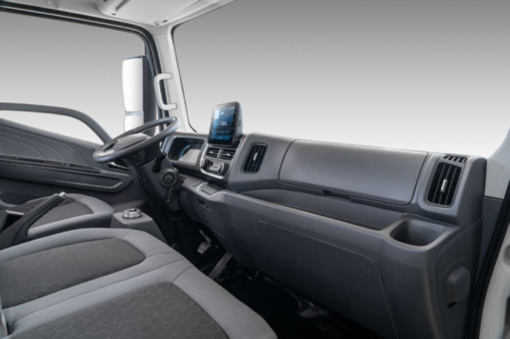 JMC CPR EV irrumpe en Colombia en un momento crítico: operar cuesta más, contaminar cuesta caro y la eficiencia ya no es opcional. V12MAGAZINE