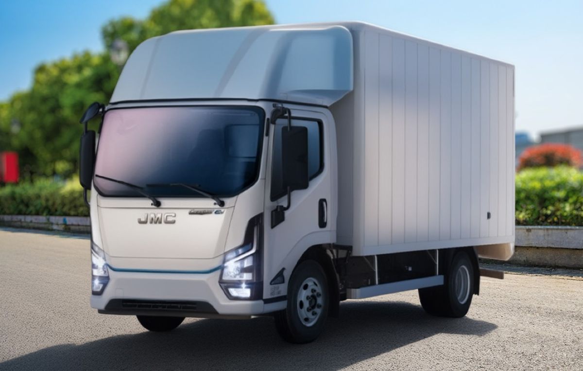 JMC CPR EV irrumpe en Colombia en un momento crítico: operar cuesta más, contaminar cuesta caro y la eficiencia ya no es opcional. V12MAGAZINE