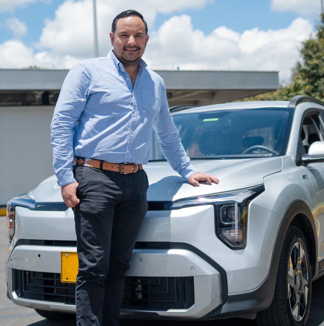 Rueda Eléctrica Fest no llega como un evento más: aterriza justo cuando la movilidad eléctrica en Colombia deja de ser discurso y empieza a sentirse en la calle. V12MAGAZINE