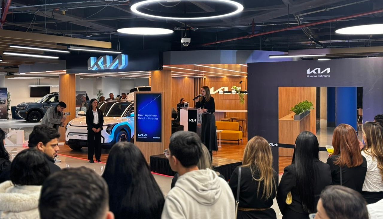 Kia Colombia pisa el acelerador en Bogotá con una jugada que va más allá de vender carros: busca conquistar emociones en el punto exacto donde nacen las decisiones. V12MAGAZINE