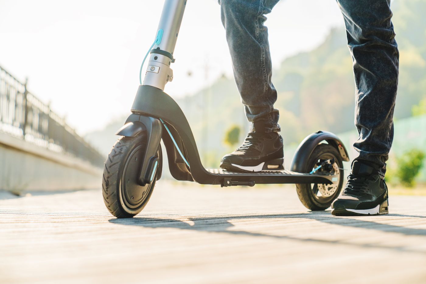 La Ley 2486 de 2025 endurece las normas para motos y patinetas eléctricas en Colombia con sanciones millonarias y nuevas exigencias obligatorias. V12MAGAZINE