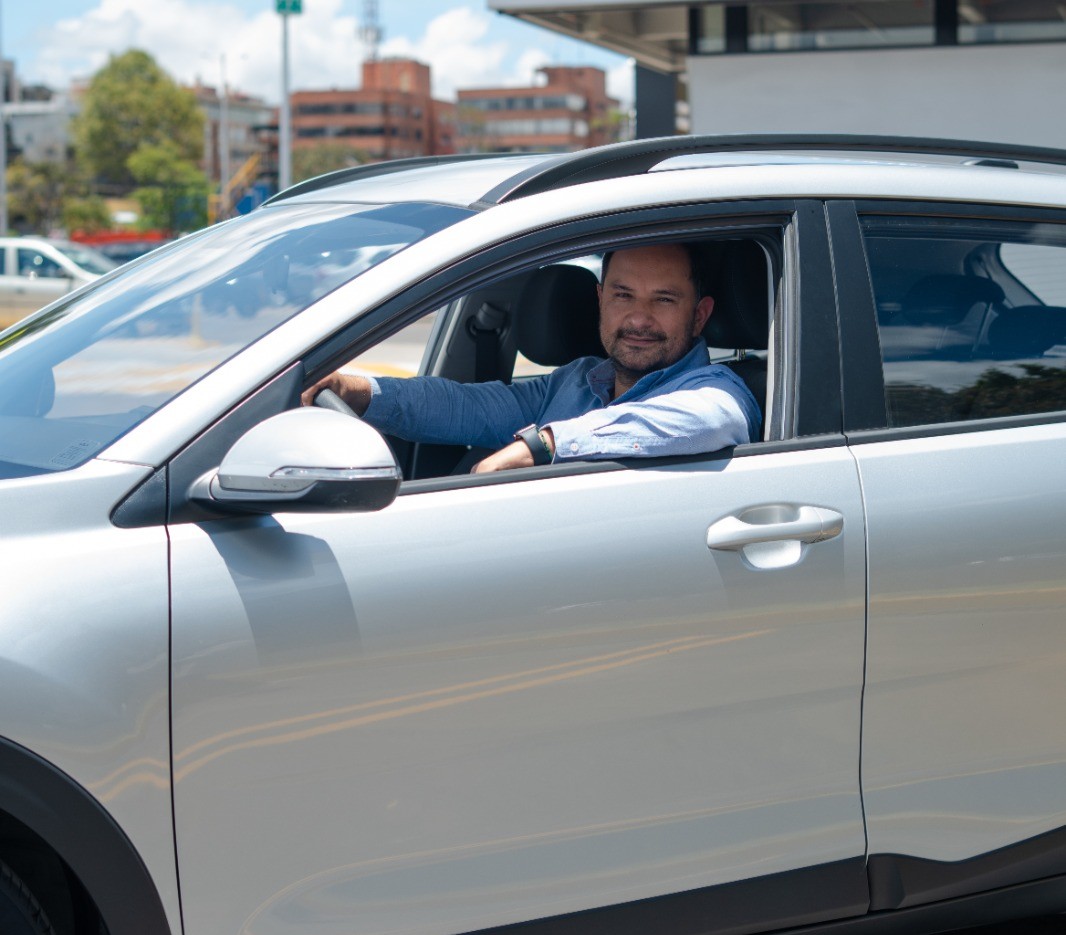 Rueda Eléctrica Fest no llega como un evento más: aterriza justo cuando la movilidad eléctrica en Colombia deja de ser discurso y empieza a sentirse en la calle. V12MAGAZINE