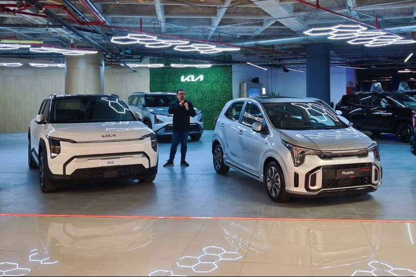 Kia Colombia pisa el acelerador en Bogotá con una jugada que va más allá de vender carros: busca conquistar emociones en el punto exacto donde nacen las decisiones. V12MAGAZINE
