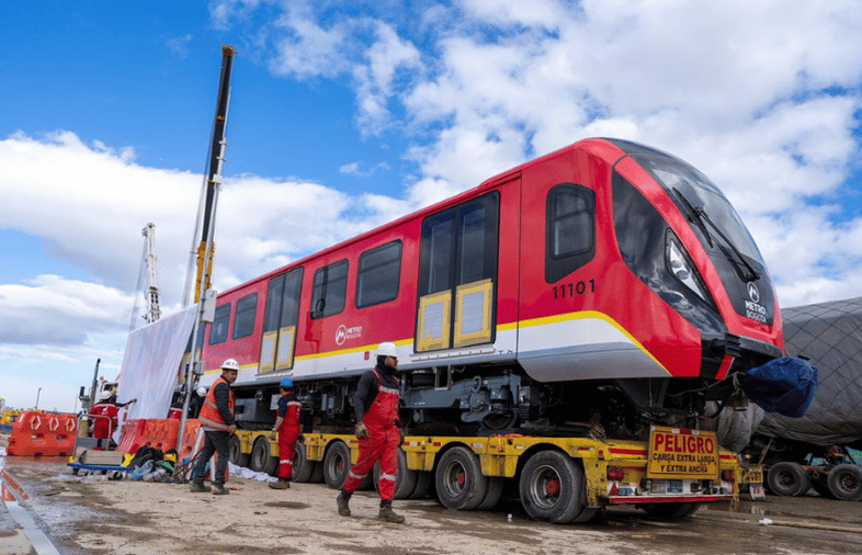 BOGOTÁ YA TIENE SU “10”: EL DÉCIMO TREN DEL METRO LLEGÓ Y ASÍ LUCE V12MAGAZINE BOGOTÁ