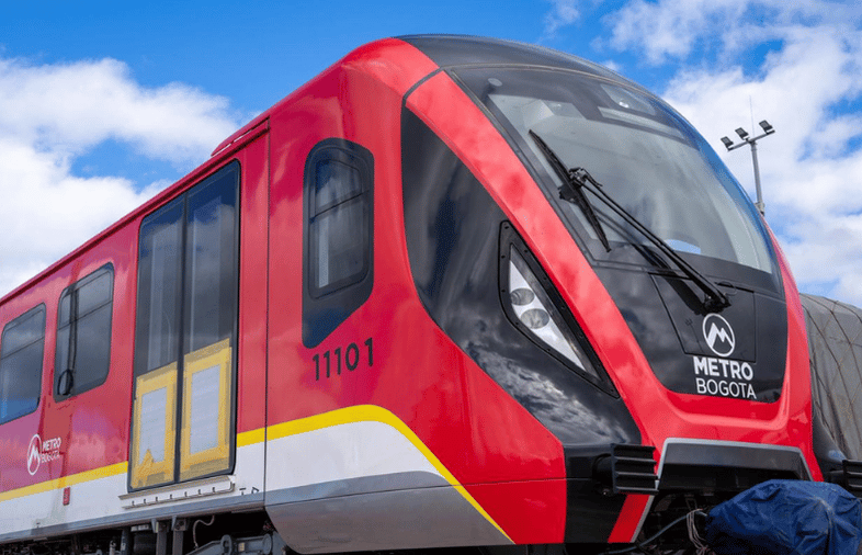 BOGOTÁ YA TIENE SU “10”: EL DÉCIMO TREN DEL METRO LLEGÓ Y ASÍ LUCE V12MAGAZINE BOGOTÁ