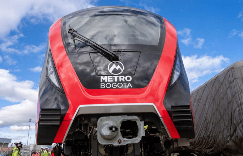 BOGOTÁ YA TIENE SU “10”: EL DÉCIMO TREN DEL METRO LLEGÓ Y ASÍ LUCE V12MAGAZINE BOGOTÁ