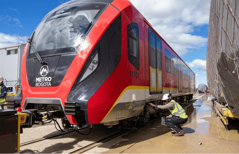 BOGOTÁ YA TIENE SU “10”: EL DÉCIMO TREN DEL METRO LLEGÓ Y ASÍ LUCE V12MAGAZINE BOGOTÁ