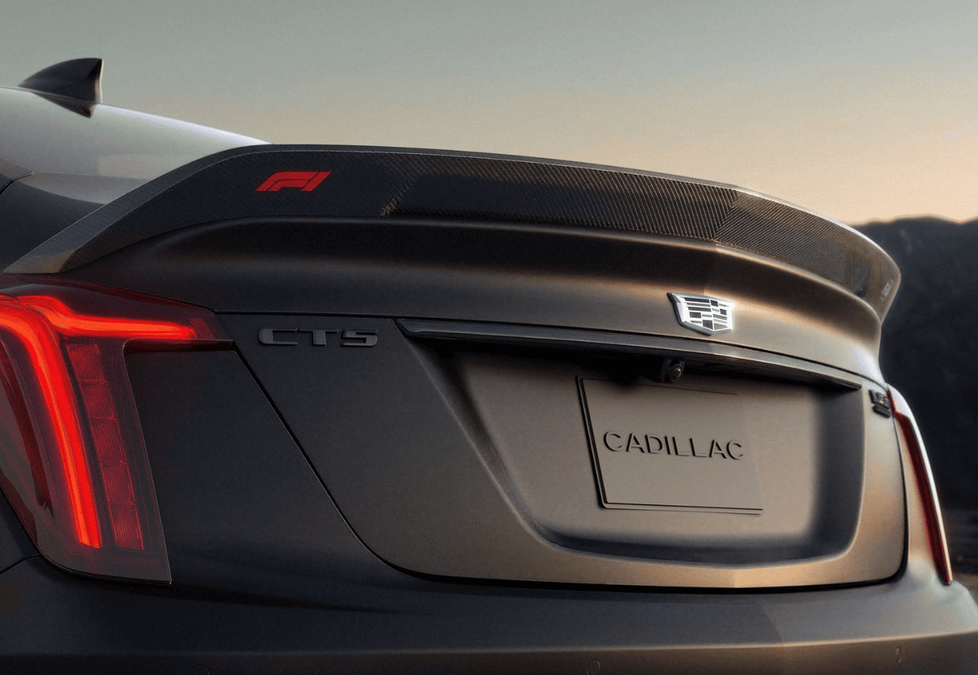 EL SEDÁN MÁS BRUTAL DE CADILLAC YA ES REAL Y VIENE DIRECTO DE LA F1 V12MAGAZINE CADILLAC