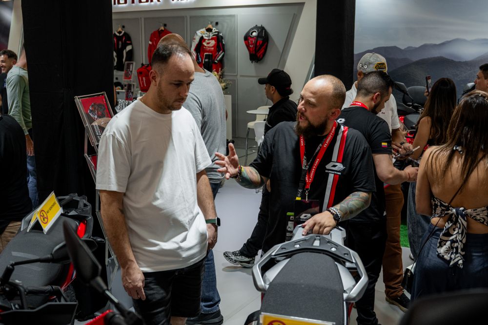 FERIA 2 RUEDAS 2026: LA INDUSTRIA DE LA MOTO REVOLUCIONA LA MOVILIDAD CON INNOVACIÓN Y TECNOLOGÍA V12MAGAZINE Feria de las 2 Ruedas volvió a transformar Medellín en una ciudad que respira gasolina, innovación y negocios, mientras la industria motociclista acelera hacia una nueva etapa V12MAGAZINE
