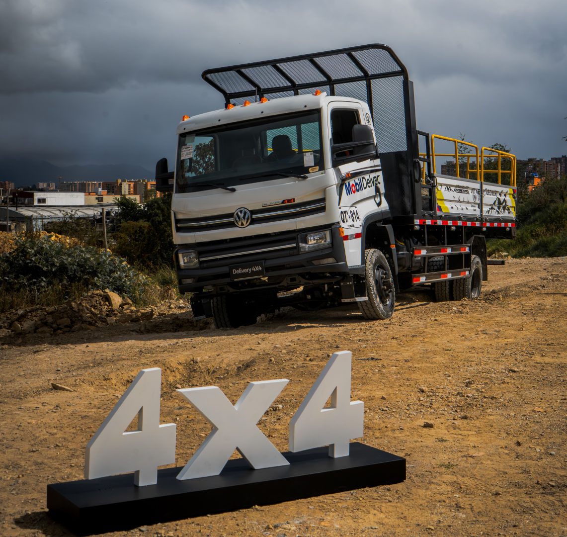 VOLKSWAGEN DELIVERY 11.180 4X4: EL CAMIÓN 4X4 DESARROLLADO EXCLUSIVAMENTE PARA COLOMBIA V12MAGAZINE Volkswagen Delivery 11.180 4x4 llega a Colombia para enfrentar una realidad que pocas marcas se atreven a mirar de frente: un país donde la trocha todavía manda. V12MAGAZINE