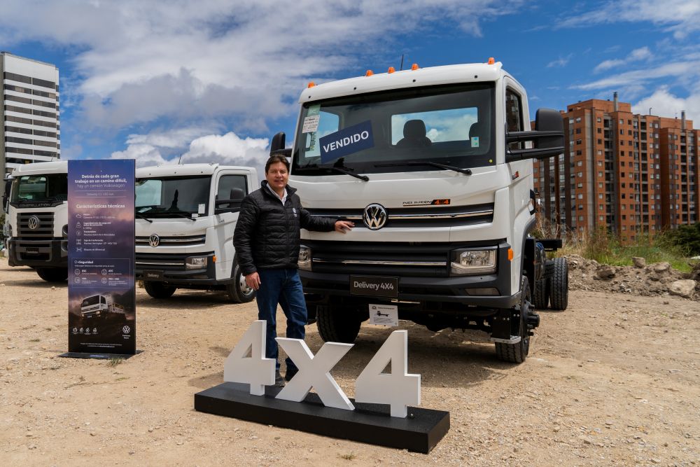 VOLKSWAGEN DELIVERY 11.180 4X4: EL CAMIÓN 4X4 DESARROLLADO EXCLUSIVAMENTE PARA COLOMBIA V12MAGAZINE Volkswagen Delivery 11.180 4x4 llega a Colombia para enfrentar una realidad que pocas marcas se atreven a mirar de frente: un país donde la trocha todavía manda. V12MAGAZINE