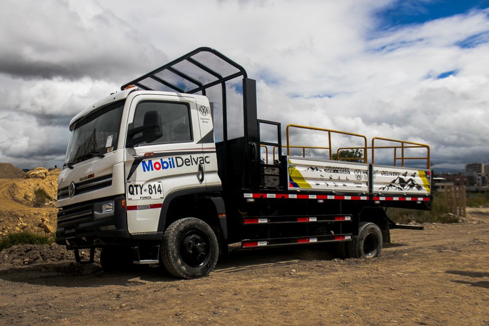 VOLKSWAGEN DELIVERY 11.180 4X4: EL CAMIÓN 4X4 DESARROLLADO EXCLUSIVAMENTE PARA COLOMBIA V12MAGAZINE Volkswagen Delivery 11.180 4x4 llega a Colombia para enfrentar una realidad que pocas marcas se atreven a mirar de frente: un país donde la trocha todavía manda. V12MAGAZINE