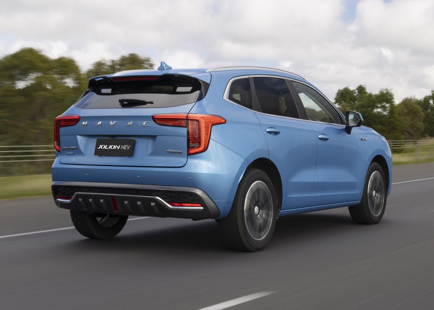 Las SUV híbridas en Colombia dejaron de ser simples ahorradoras de combustible. Ahora son máquinas de potencia, tecnología y sensaciones que antes solo existían en segmentos mucho más costosos. V12MAGAZINE