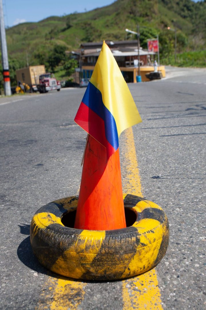Crisis de seguridad vial en Colombia ya no es una advertencia lejana: cada trayecto diario parece convertirse en una ruleta donde el riesgo crece más rápido que las soluciones. V12MAGAZINE