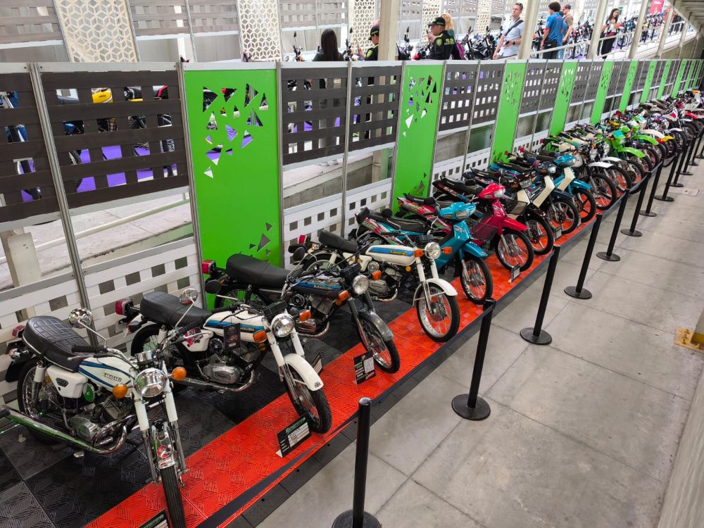 FERIA 2 RUEDAS 2026: LA INDUSTRIA DE LA MOTO REVOLUCIONA LA MOVILIDAD CON INNOVACIÓN Y TECNOLOGÍA V12MAGAZINE Feria de las 2 Ruedas volvió a transformar Medellín en una ciudad que respira gasolina, innovación y negocios, mientras la industria motociclista acelera hacia una nueva etapa V12MAGAZINE