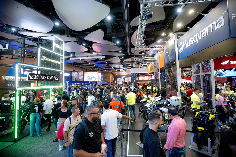 Feria 2 Ruedas 2026 dejó de ser solo una vitrina de motos. En Medellín, el rugido de los motores ahora convive con inteligencia artificial, movilidad eléctrica y nuevas tribus urbanas. V12MAGAZINE