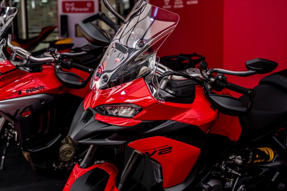 FERIA 2 RUEDAS 2026: LA INDUSTRIA DE LA MOTO REVOLUCIONA LA MOVILIDAD CON INNOVACIÓN Y TECNOLOGÍA V12MAGAZINE Feria de las 2 Ruedas volvió a transformar Medellín en una ciudad que respira gasolina, innovación y negocios, mientras la industria motociclista acelera hacia una nueva etapa V12MAGAZINE