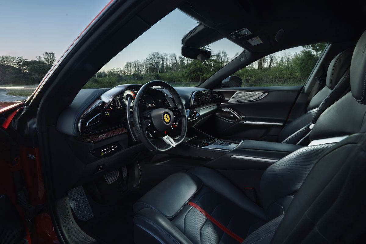 Ferrari Purosangue estrena configuración Handling Speciale, una evolución que lleva su carácter deportivo a otro nivel sin sacrificar su esencia versátil. V12MAGAZINE