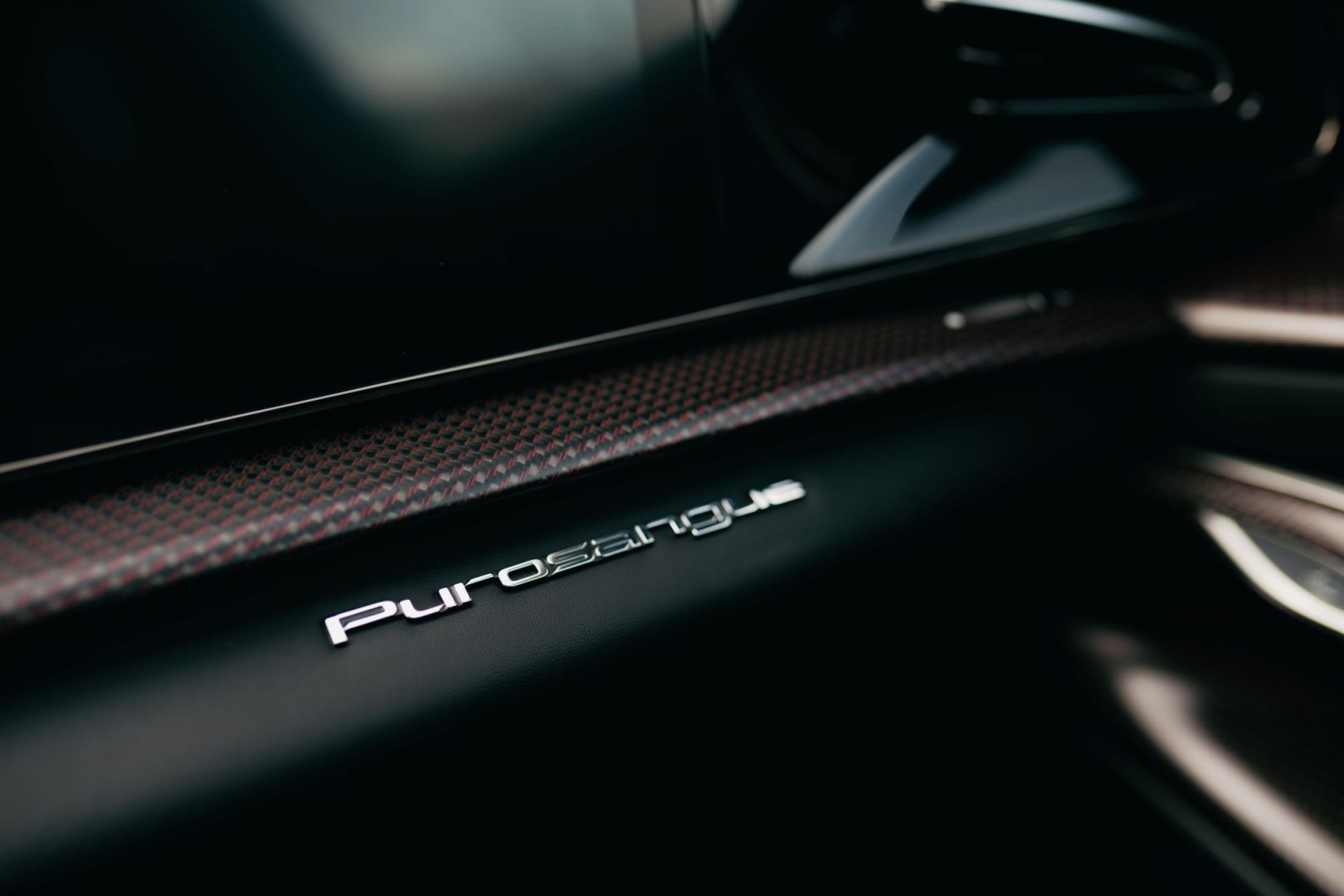 Ferrari Purosangue estrena configuración Handling Speciale, una evolución que lleva su carácter deportivo a otro nivel sin sacrificar su esencia versátil. V12MAGAZINE