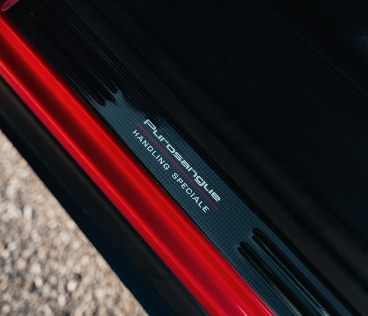 Ferrari Purosangue estrena configuración Handling Speciale, una evolución que lleva su carácter deportivo a otro nivel sin sacrificar su esencia versátil. V12MAGAZINE