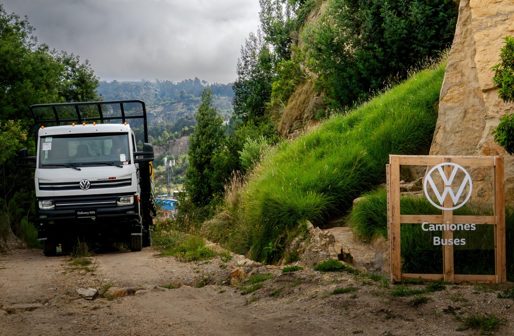 VOLKSWAGEN DELIVERY 11.180 4X4: EL CAMIÓN 4X4 DESARROLLADO EXCLUSIVAMENTE PARA COLOMBIA V12MAGAZINE Volkswagen Delivery 11.180 4x4 llega a Colombia para enfrentar una realidad que pocas marcas se atreven a mirar de frente: un país donde la trocha todavía manda. V12MAGAZINE