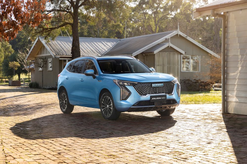 Las SUV híbridas en Colombia dejaron de ser simples ahorradoras de combustible. Ahora son máquinas de potencia, tecnología y sensaciones que antes solo existían en segmentos mucho más costosos. V12MAGAZINE