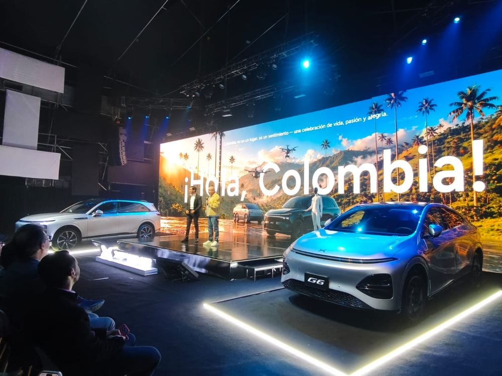 XPENG LLEGÓ A COLOMBIA Y SUS CARROS SE PARQUEAN SOLOS: ASÍ SON LAS G6 Y G9 V12MAGAZINE XPeng llegó oficialmente a Colombia con las nuevas SUV eléctricas G6 y G9, dos modelos que apuestan por inteligencia artificial, parqueo autónomo y hasta 540 kilómetros de autonomía. V12MAGAZINE